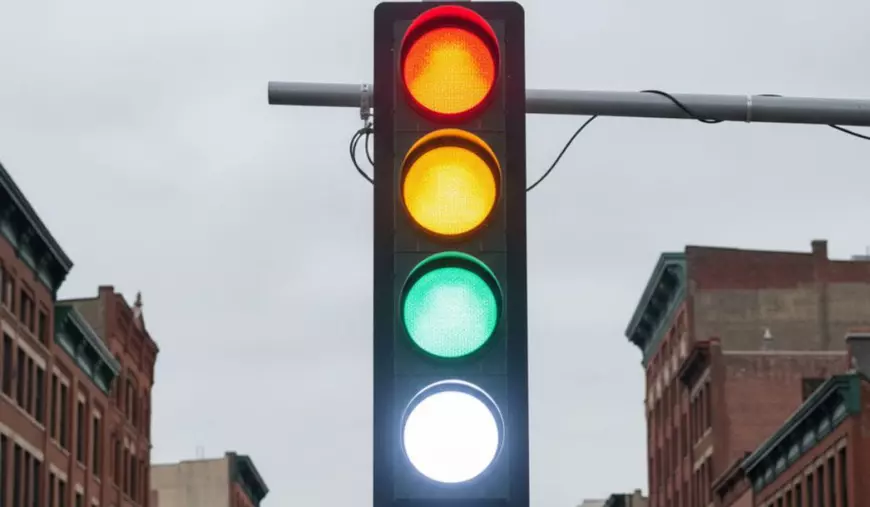 Semafor cu patru culori, toate aprinse, roșu, galben, verde și alb - în partea de jos a indicatorului rutier