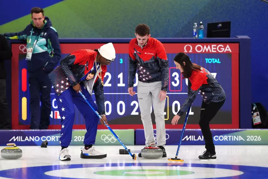 Cum a ajuns Snoop Dogg să fluture steagul României la festivitatea de deschidere a Jocurilor Olimpice de iarnă 2026 de la Cortina: rapperul milionar „a salutat sportivii tricolori” | VIDEO