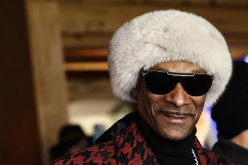 Cum a ajuns Snoop Dogg să fluture steagul României la festivitatea de deschidere a Jocurilor Olimpice de iarnă 2026 de la Cortina: rapperul milionar „a salutat sportivii tricolori” | VIDEO