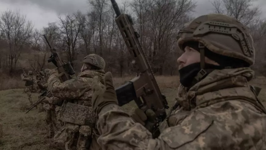 Soldați ucraineni din Batalionul 1 Separat de Asalt Da Vinci participă la un exercițiu de antrenament în regiunea Dnipropetrovsk, pe 12 decembrie 2024, în contextul invaziei rusești în Ucraina.