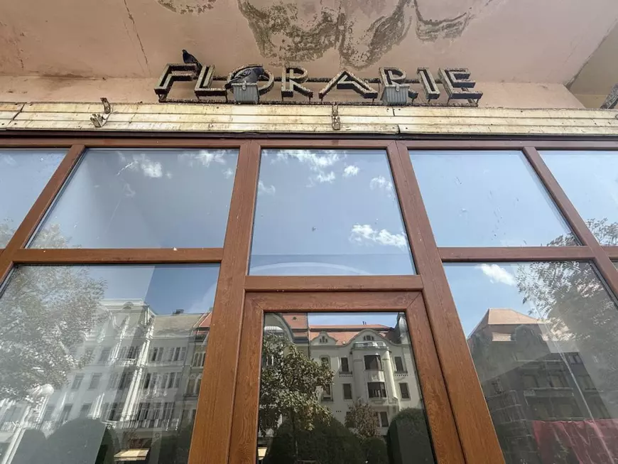 O cladire cu geamuri mari