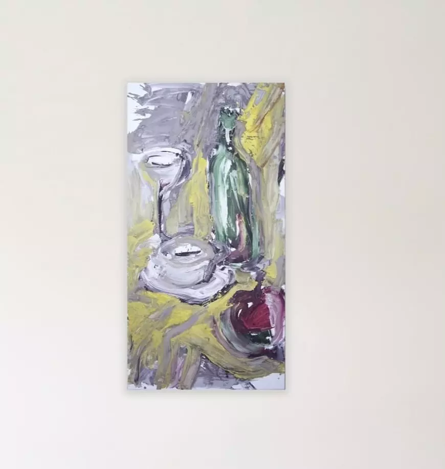 Un tablou in nuante de gri, galben si bordo