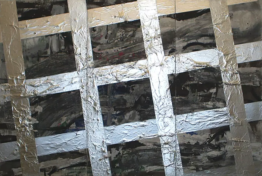 Un tablou in nuante gri inchis si niste grilaje