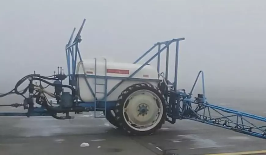 Aeroportul din România care folosește tractoare și utilaje agricole pentru deszăpezire: „Pista rămâne aproape curată”