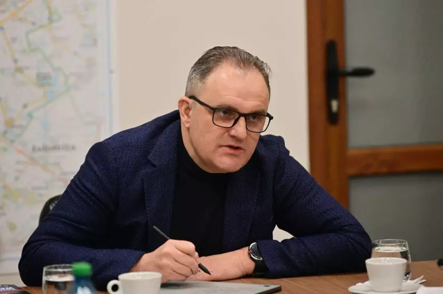 Daniel Nanu cu un pix în mână și o agendă răspunde unor întrebări.