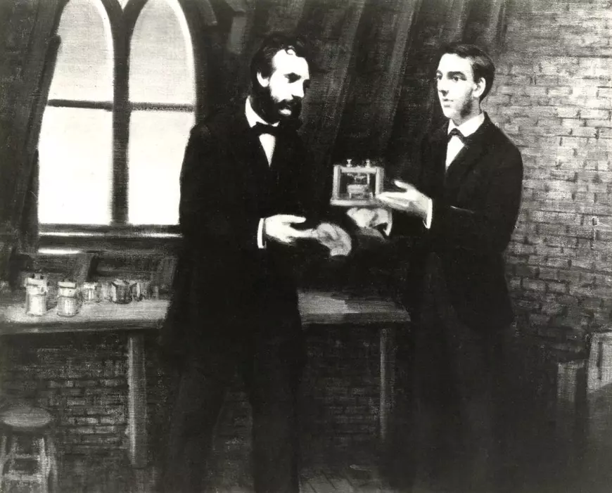 ALEXANDER GRAHAM BELL ȘI THOMAS WATSON. INVENTATORII TELEFONULUI. Cei doi stau in picioare, imbracati elegant, in costume specifice epocii, si tin in mana un dizpozitiv