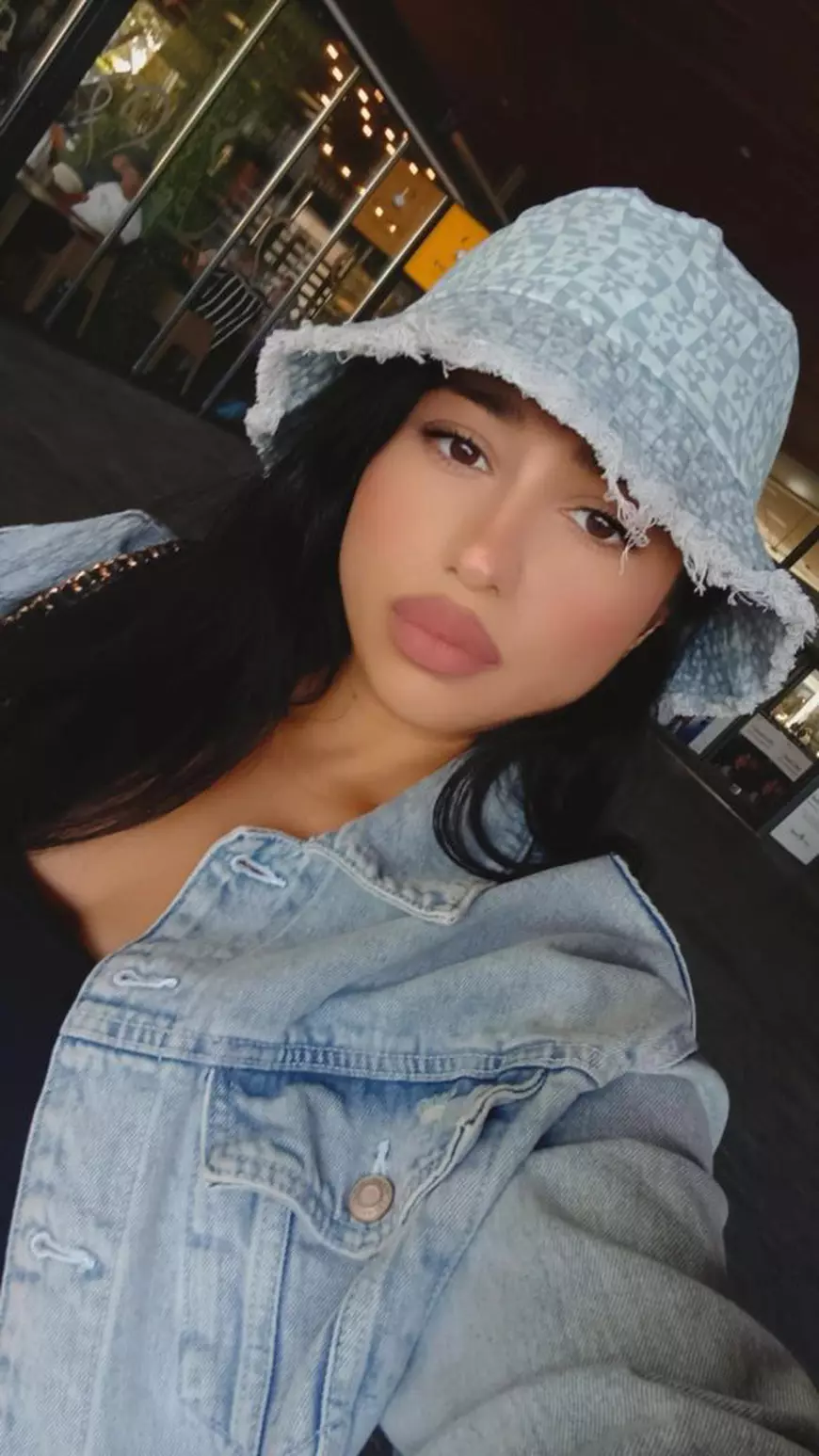 O tanara bruneta in geaca de blugi