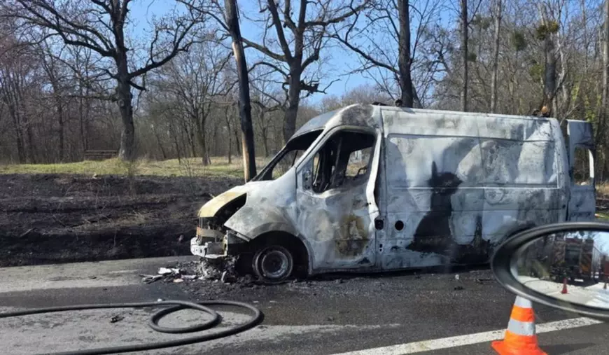 Caroseria ambulanței care a ars pe DN28 în Strunga, județul Iași, 26 martie 2026