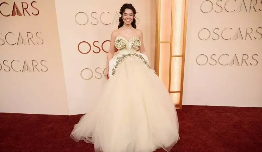 Vedeta din „Moana”, Auliʻi Cravalho, a pășit pe covorul roșu într-o rochie verde spumă de mare, cu detalii în stil lalea pe bust 