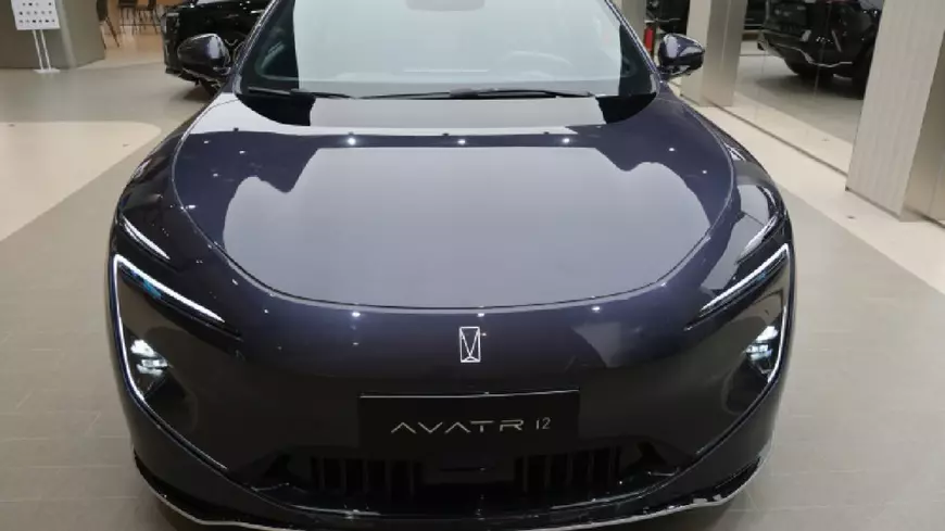 Shanghai, China – 20 ianuarie 2024: Mașina electrică AVATR 12 este disponibilă în magazine. Vehicul electric produs de compania chineză Avatr Technology