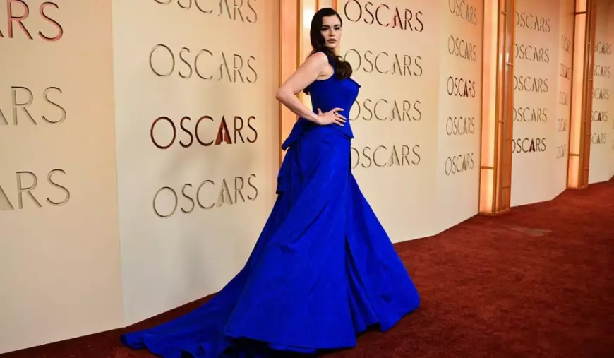 Barbie Ferreira a cucerit covorul roșu într-o rochie albastru regal cu o fustă lungă până la podea cu nasturi, creată de Zac Posen de la GapStudio