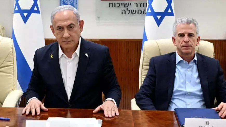 Premierul israelian Benjamin Netanyahu (stânga) și David Barnea, șeful Mossad (dreapta)