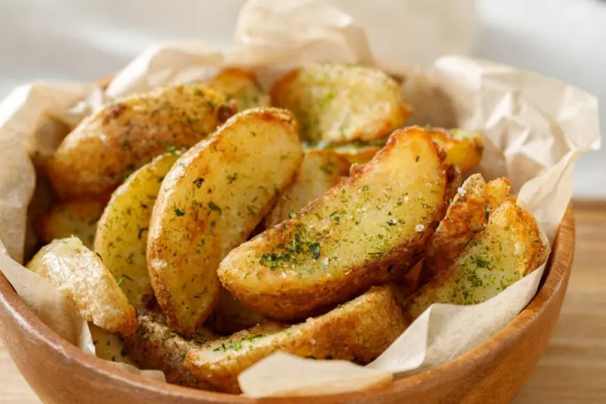 Cartofi wedges la cuptor  - Foto Shutterstock.com