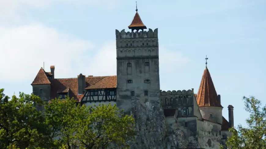 Peisaj cu faimosul Castel Bran, între Transilvania și Valahia