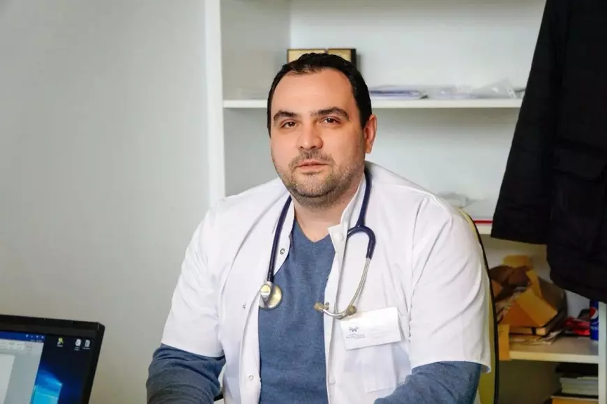 Un doctor in halat alb
