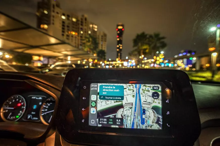 Ecranul unui GPS atașat la bordul unui vehicul, în timp ce locuitorii din Dubai se confruntă cu întreruperi ale sistemului GPS, pe 9 martie 2026, în Dubai. Emiratele Arabe Unite au denunțat că sunt vizate „într-un mod foarte nejustificat” în război, subliniind că „nu vor participa la niciun atac împotriva Iranului”, atacând puternic țările din Golf considerate aliați ai SUA.