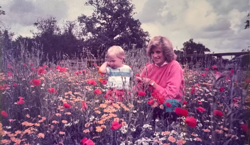 Imaginea din colecția personală a familiei regale o înfățișează pe regretata prințesă într-un câmp cu flori la Highgrove, Gloucestershire, în 1984, alături de un William în vârstă de doar doi ani.