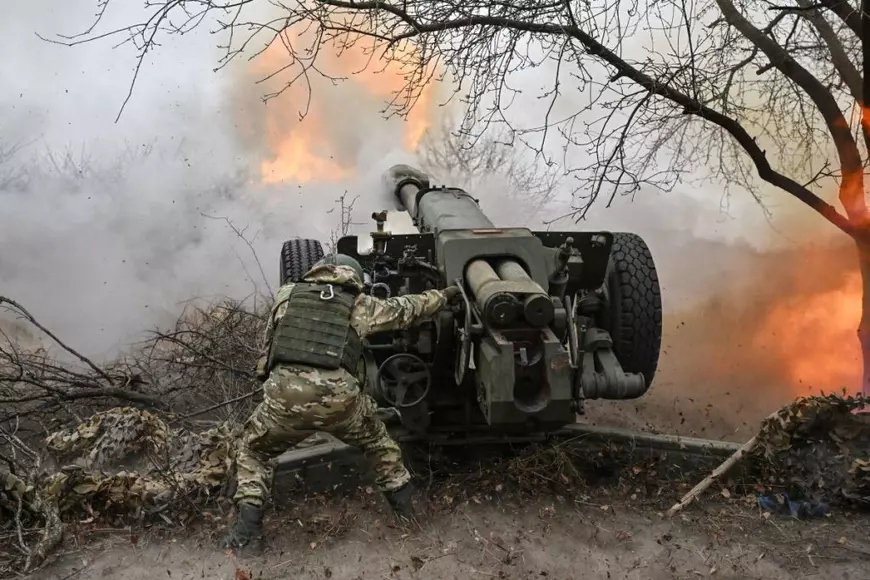 Un soldat rus trage cu un obuzier D-30 spre pozițiile ucrainene din sectorul Volchansk al frontului, 26 noiembrie 2024
