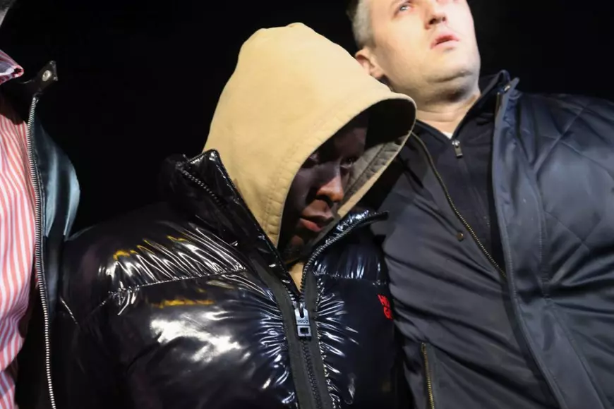 Kader Keita este escortat de polițiști după ce a fost reținut 24 de ore