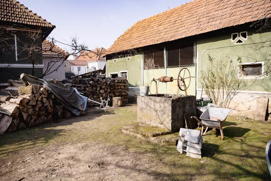 O fantana veche cu o roata