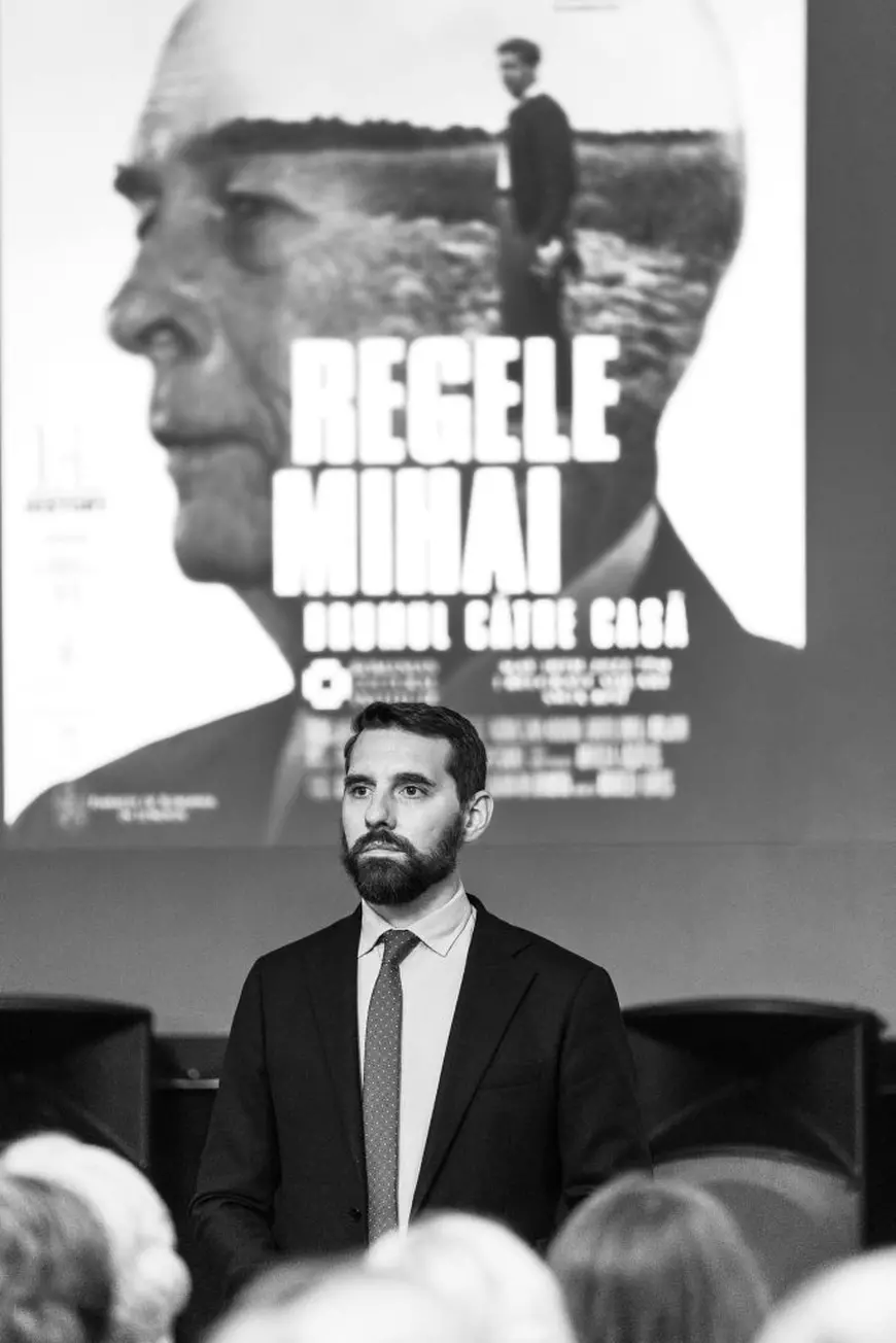 Un barbat imbracat in costum negru