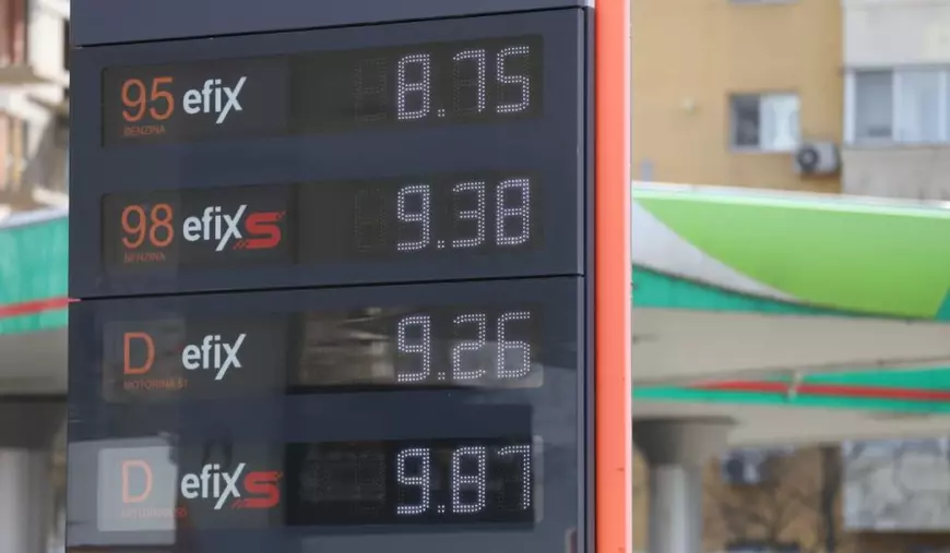 Panoul unei benzinării unde sunt afișate prețurile zilei pentru benzină și motorină, 18 martie 2026