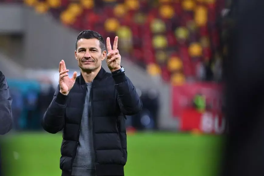 Costel, Gâlcăantrenor Rapid, face semnul victoriei pe marginea terenului