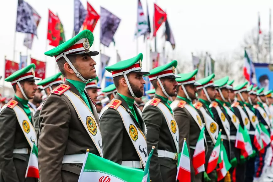 Membri ai armatei iraniene în timpul unei sărbători care marchează cea de-a 47-a aniversare a Revoluției Islamice de la Teheran.