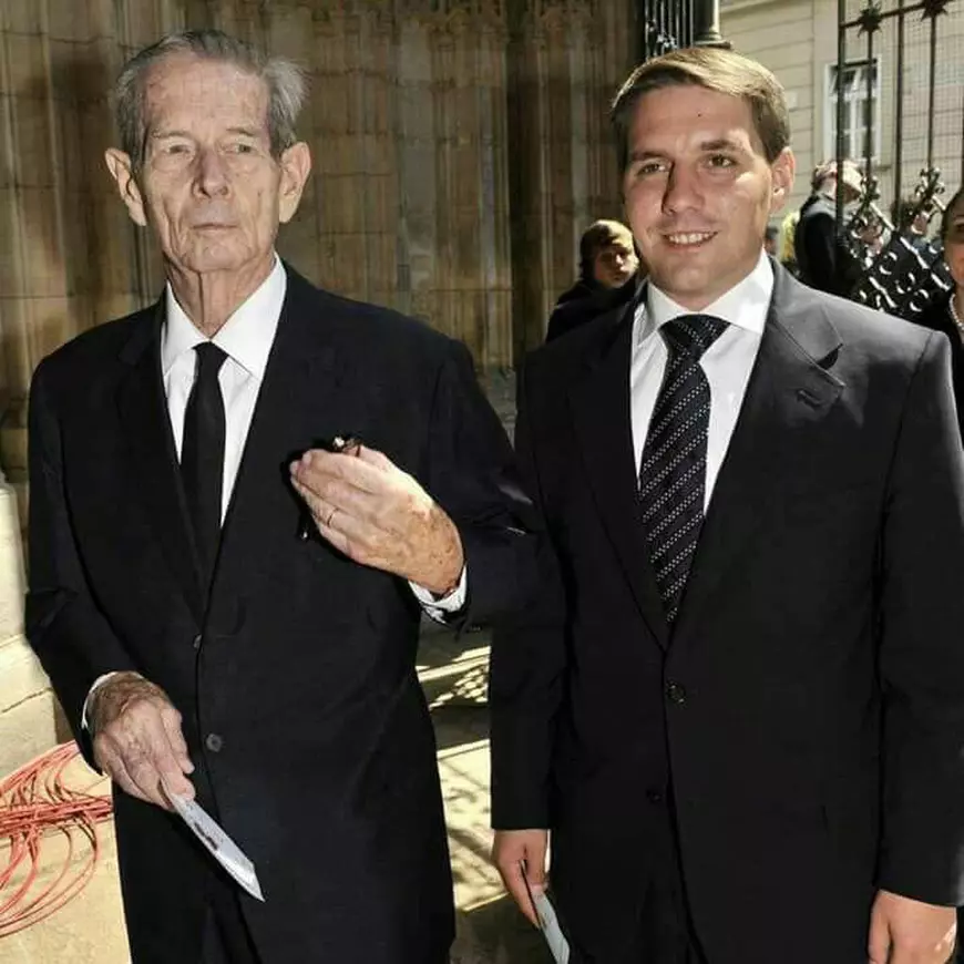 Doi barbati imbracati in costume negre cu cravate negre