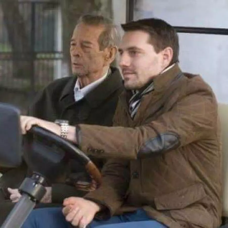 Doi babrati, unul cu mâinile pe volan