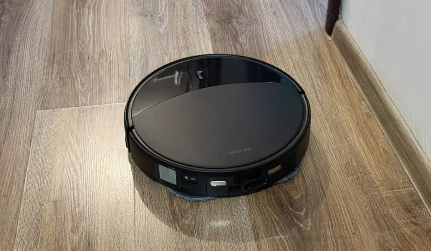 Roborock Saros 20 pe un parchet de culoarea lemnului.