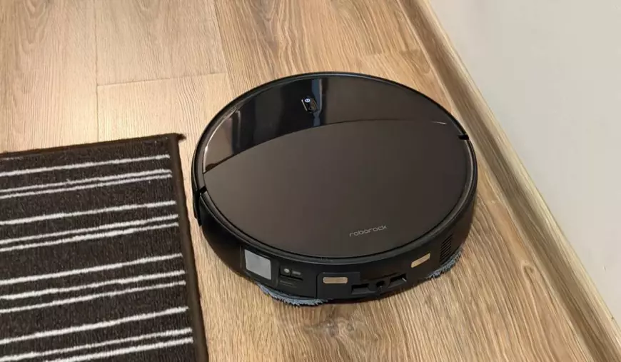Roborock Saros 20 pe un parchet de culoarea lemnului.