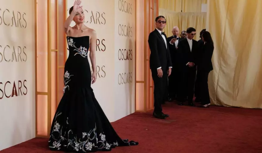 Rose Byrne a purtat o rochie fără bretele cu un imprimeu floral superb 