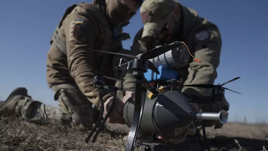 Soldați ucraineni din Brigada 93 pregătesc lansarea unei drone. Imagine cu caracter ilustrativ Foto: Profimedia