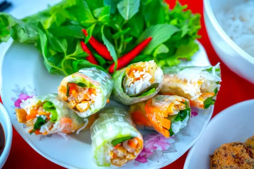 Spring rolls cu foi de orez și legume - Foto Shutterstock.com