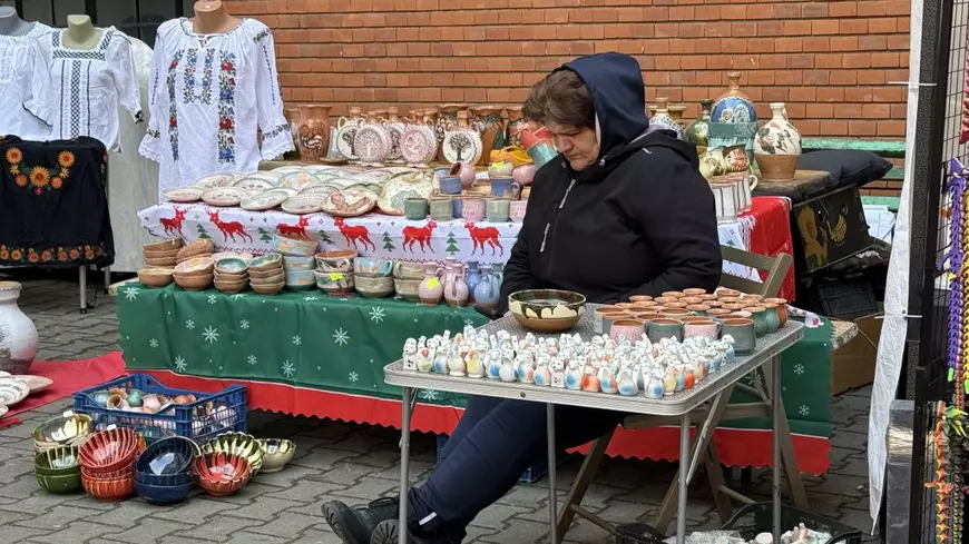 Printre ceaunele cu sarmale și mucenici moldovenești „stropiți” cu miere și nucă: „E atmosfera târgurilor de altădată!”