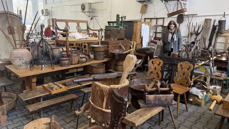 Printre ceaunele cu sarmale și mucenici moldovenești „stropiți” cu miere și nucă: „E atmosfera târgurilor de altădată!”