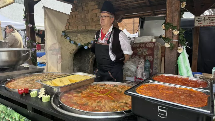 Printre ceaunele cu sarmale și mucenici moldovenești „stropiți” cu miere și nucă: „E atmosfera târgurilor de altădată!”