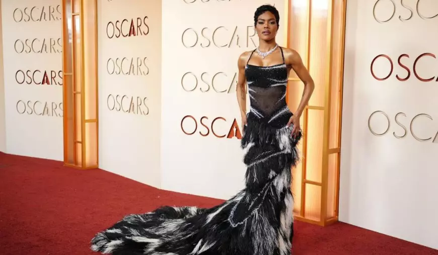 Teyana Taylor, pe covorul roțu, a sosit la Premiile Oscar din 2026, pe 15 martie, purtând o rochie alb-negru cu pene. Ea a asortat rochia texturată cu diamante orbitoare de la Tiffany & Co.