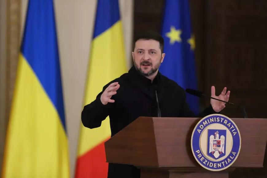 Volodimir Zelenski la Bucuresti, imbracat intr-o tinuta casual neagra care imita tinuta militara, gesticuleaza larg in timpul unei conferinte de presa