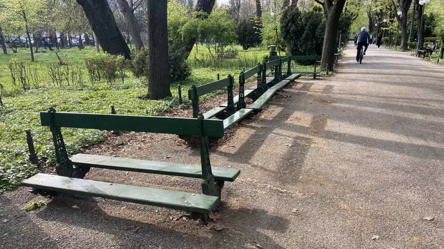 Băncile precum cele aduse în România existau și la Paris