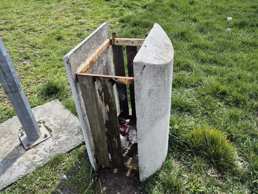 Unul din coșurile de gunoi din zona Pavilionului