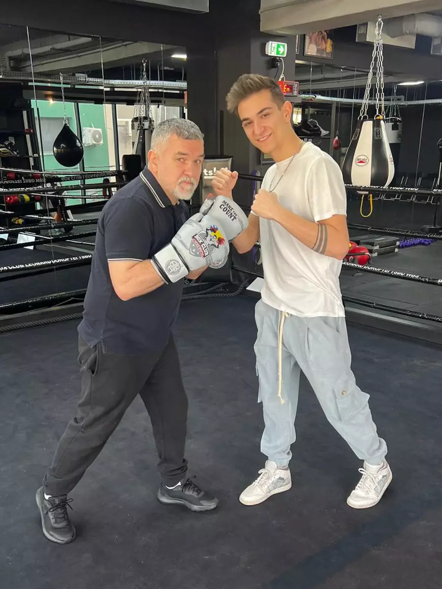 Dennis Măldărășanu face artă pe adidași: „Tata se uită la videoclipurile mele încontinuu”. Cât costă să-ți personalizezi o pereche de sneakerși