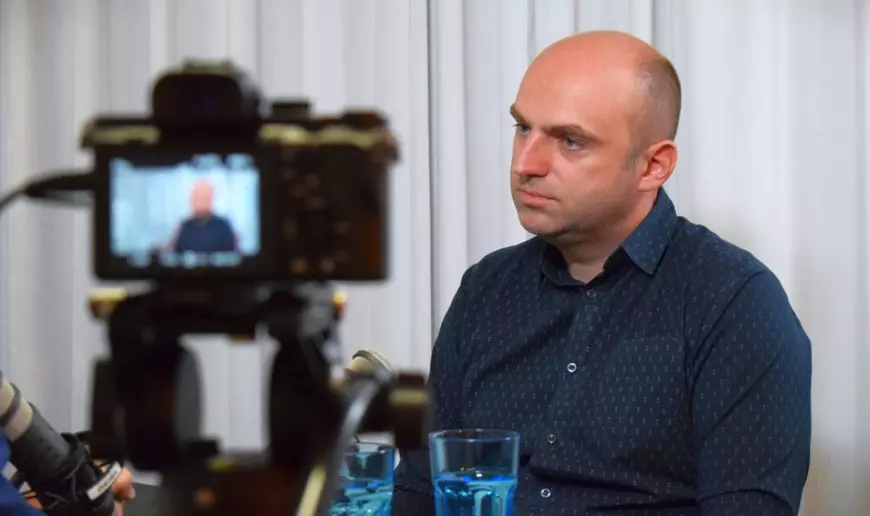 Povestea teribilă a tânărului baschetbalist Filippos Nikolaidis de la CSU Andu Sibiu. Mama lui, marea voleibalistă Ruxi Dumitrescu, a murit în 2024, tatăl, Alex, triplu campion mondial de taekwondo pentru Grecia, a fost răpus de o boală cruntă în 2022