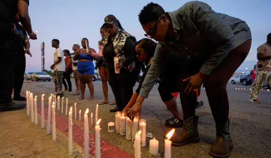 Oamenii aprind lumânări în timpul unei priveghiuri de rugăciune pentru victimele unui atac armat în masă care a avut loc duminică, 19 aprilie 2026, în Shreveport, Louisiana.