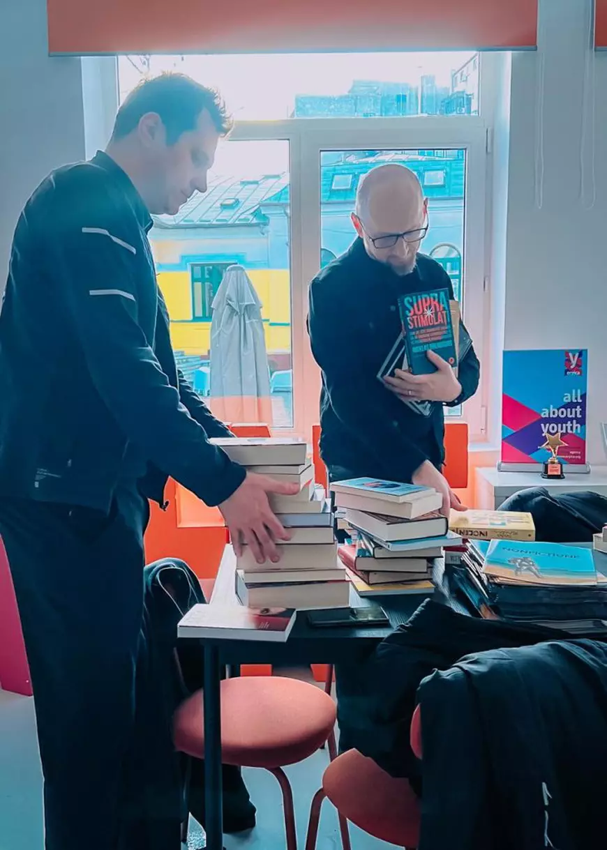 byron, prima trupă din România care creează o bibliotecă pentru tineri. Dan Byron: „Sistemul de educație din România nu dezvoltă gustul pentru lectură”