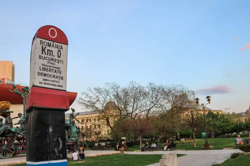 București, România. Aprilie 2018. Indicator în fața Operei Naționale