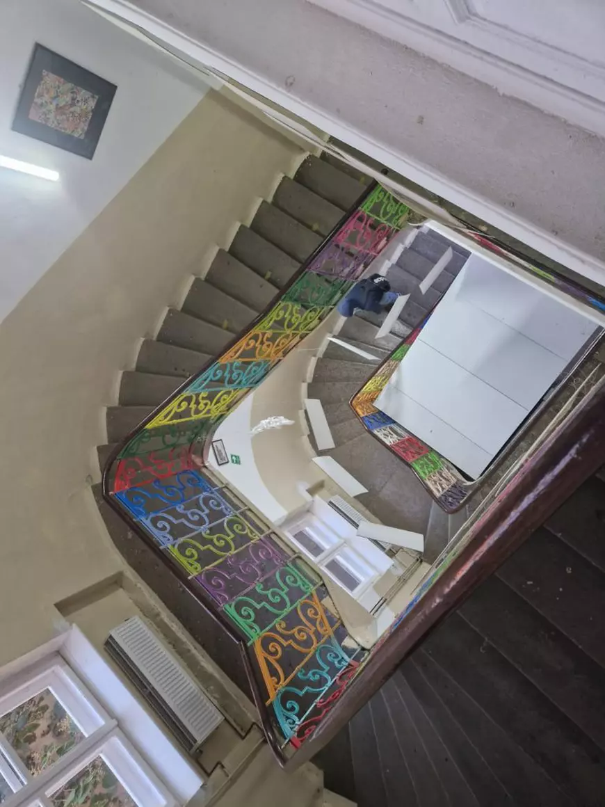 Așa arată România educată. Imagini dezolante într-un liceu din Timișoara. Elevi înghesuiți la subsol, în clase pline de igrasie și mucegai.  „Venim cu măști de protecție ca pe timpul pandemiei de Covid”