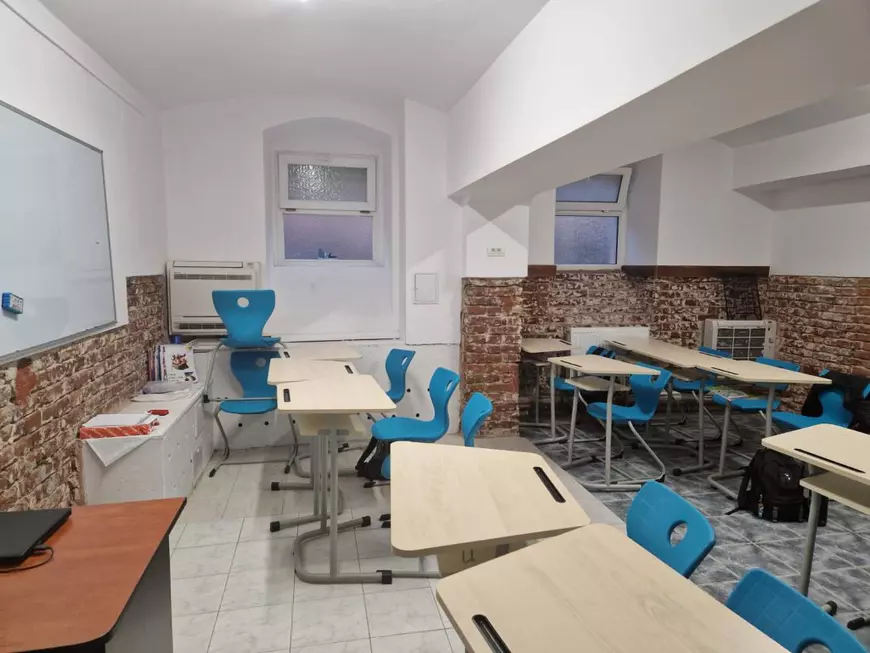 Așa arată România educată. Imagini dezolante într-un liceu din Timișoara. Elevi înghesuiți la subsol, în clase pline de igrasie și mucegai.  „Venim cu măști de protecție ca pe timpul pandemiei de Covid”