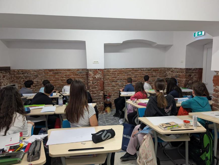 Așa arată România educată. Imagini dezolante într-un liceu din Timișoara. Elevi înghesuiți la subsol, în clase pline de igrasie și mucegai.  „Venim cu măști de protecție ca pe timpul pandemiei de Covid”